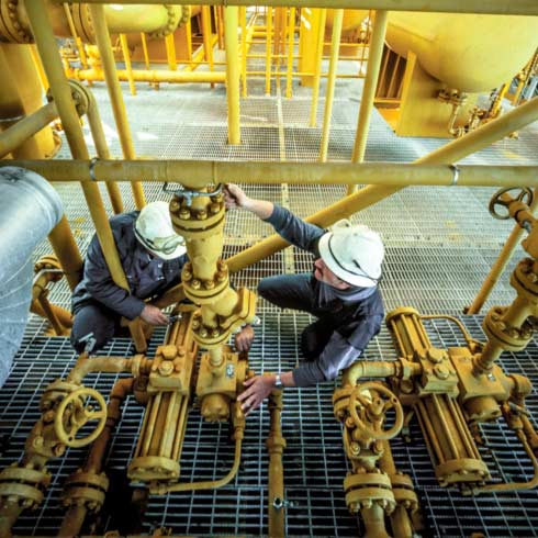 工人检查石油和天然气管道,流程自动化.